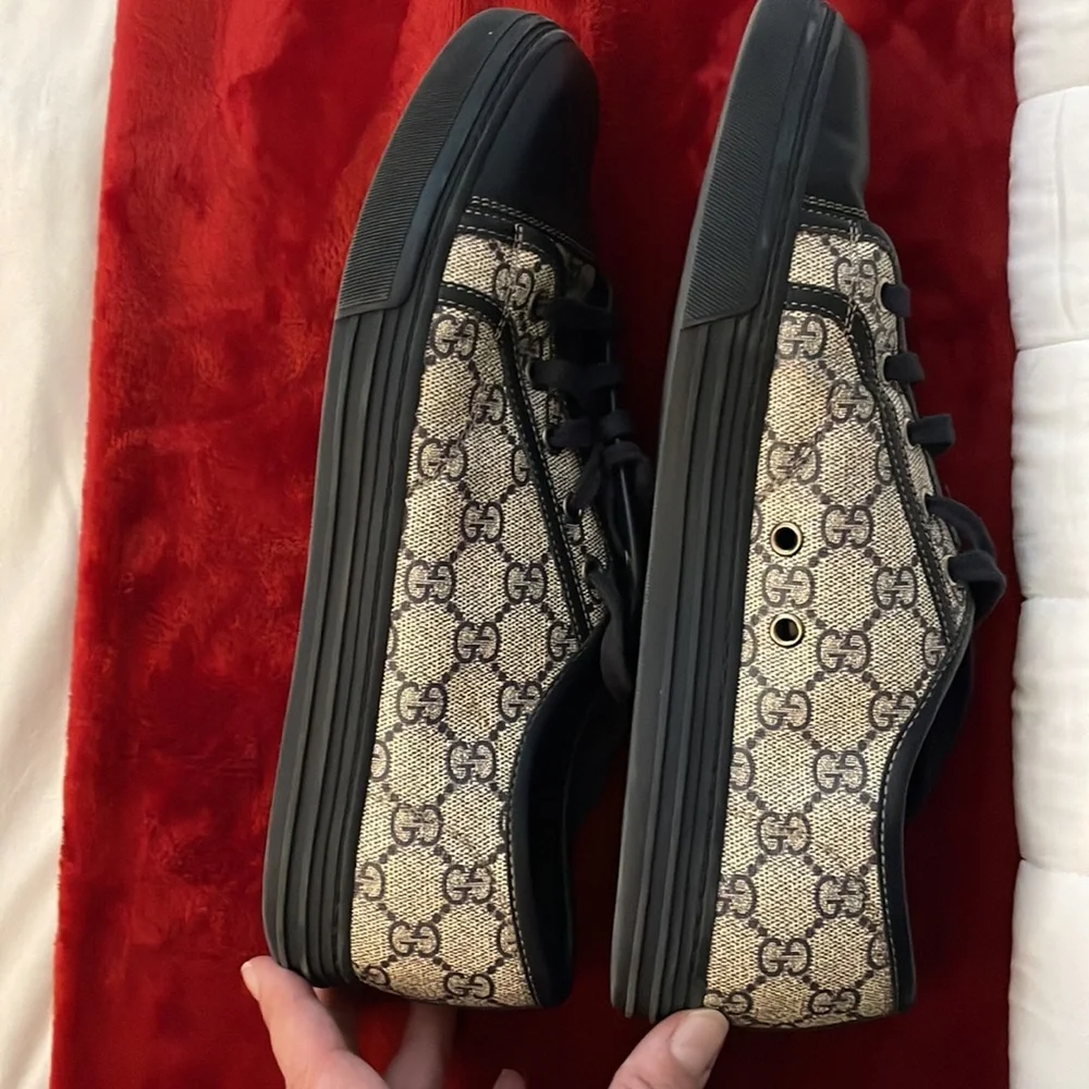 Authentic Gucci men’s low top sneakers